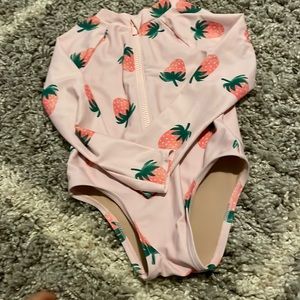 Rashgaurd one piece bathing suit worn few times and in great condition 4T